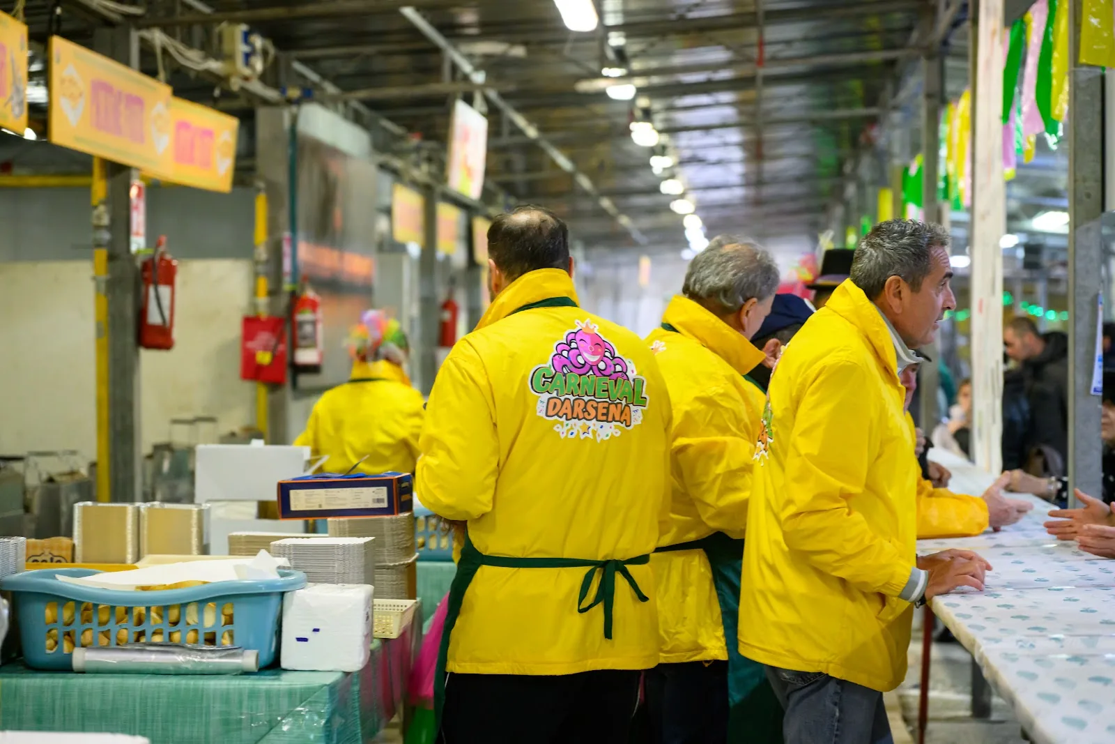 Volontari al banco delle cucine del Carnevaldarsena